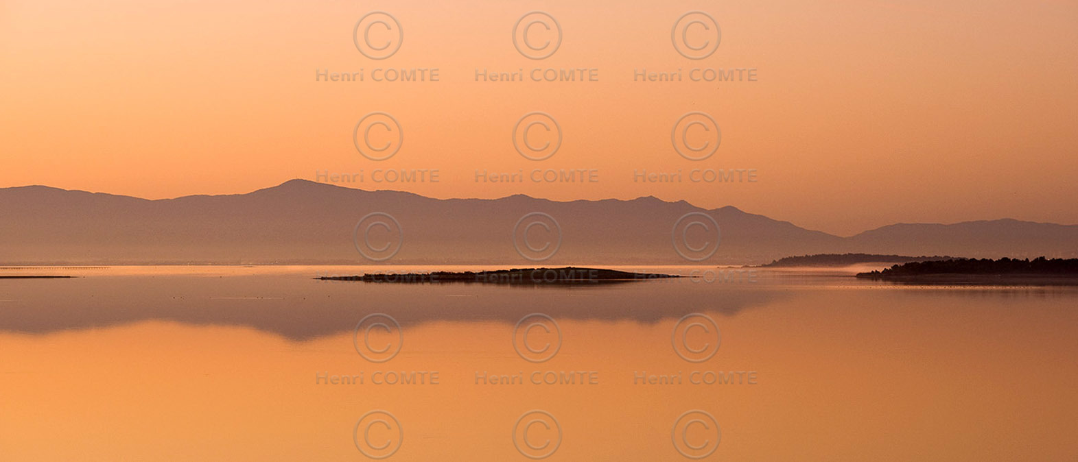 L'étang de Leucate à l'aube entre l'Aude et les Pyrénées-Orientales-